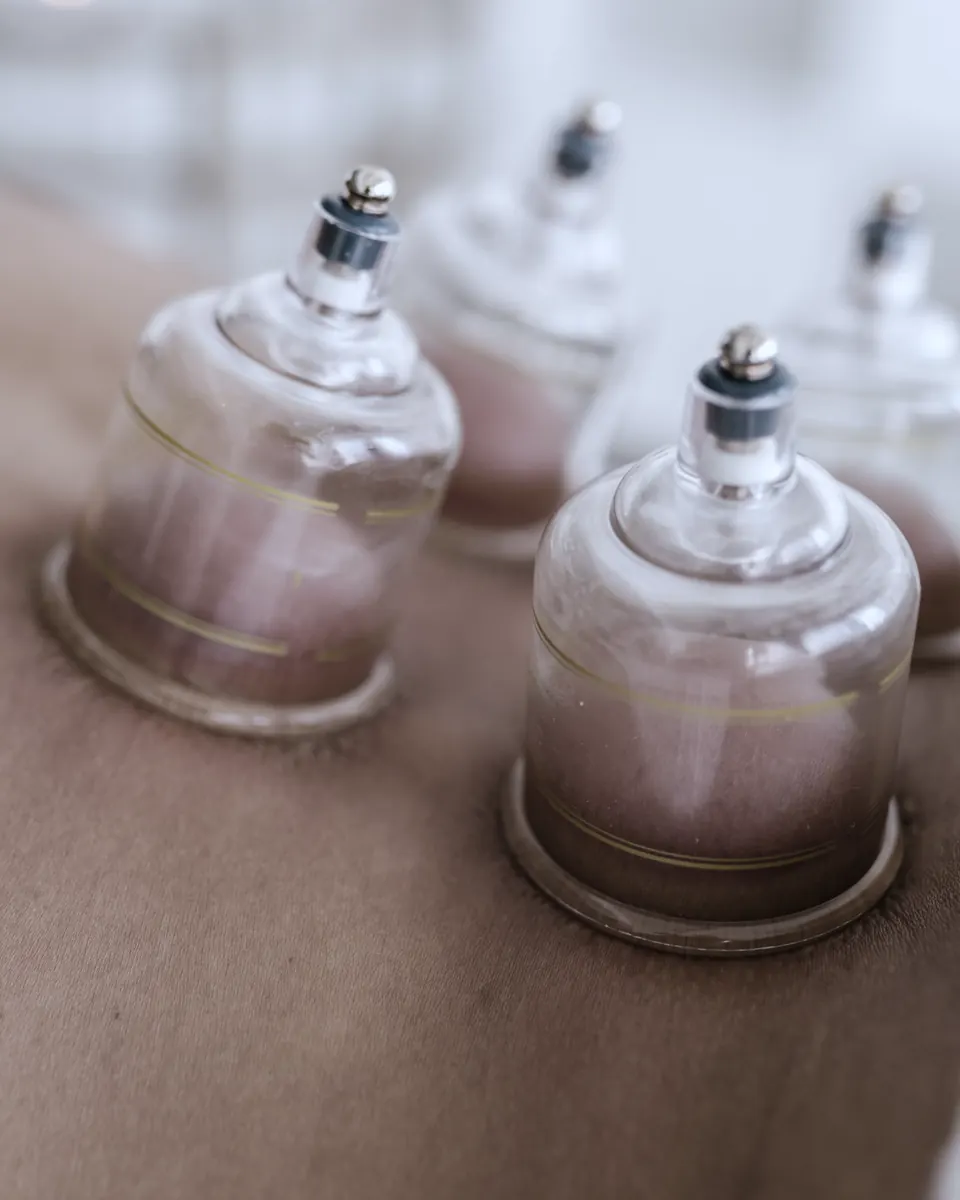 Glazen cups op een rug, in zacht licht
